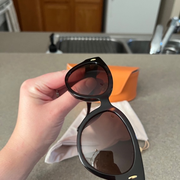 Tory Burch Women’s Sunglasses - Picture 6 of 7
